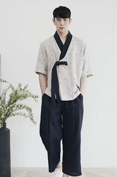 Kimono Types, Men's Yukata, Linen Style Fashion, Modern Kimono, Modern Hanbok, Indian Men Fashion, Gents Fashion, Natural Clothing, 90s Fashion Outfits