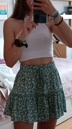 Short Skirts Outfits For Summer, Green Floral Skirt Outfit, Rome Outfits, Floral Skirt Outfits, Short Summer Skirts, Outfit Cute, Look Retro