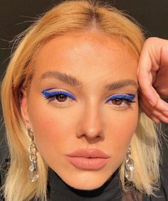 Blue Eyeliner Makeup, Halloween Makeup Clown, Summer Makeup Trends, Funky Makeup, Halloween Makeup Easy, Colorful Eye Makeup