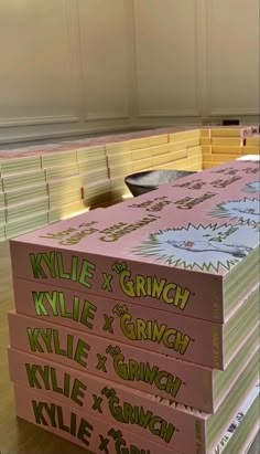 Pr Boxes Ideas, Pr Boxes, Kylie Jenner Blonde, Pr Package, Pr Kit, Kylie Makeup, Kylie Baby, Kylie Skin, Nightclub Design