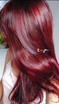 Short Wine Red Hair, Cherry Cola Hair Color, Pelo Color Vino, Cherry Red Hair, Wine Red Hair, Dyed Curly Hair, Cherry Hair, Wine Hair