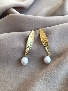 NEW ! Long Patterned Cast Pearl Gold Earrings, Real Baroque Pearl Long Earrings, Design Earrings, Wedding Jewelry, Valentine's Day Gift Stylish Touches  ! You will complete your elegance with your earrings designed with natural round pearls and quality long patterned cast earrings. Combining gold-plated brass material with the elegance of natural pearls, our earrings will reflect your elegance. Open a silky page for yourself with the texture of natural freshwater pearl and its history that evokes traditional luck and abundance. Order your wonderful special day gifts for yourself or your loved ones. These earrings designed for you will be indispensable. Due to natural pearl formation, there may be differences in size and shape. These products, which you will buy for yourself or your loved o Long Earrings Design, Pearl Long Earrings, Pearl Gold Earrings, Earrings Real, Long Pearl Earrings, Wedding Guest Hairstyles, Earrings Design, Gold Pearl Earrings, Design Earrings