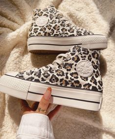 Converse Outfits, Pretty Sneakers, Shopping Shoes, Dr Shoes, Trendy Shoes Sneakers, Nike Shoes Girls, Pretty Shoes Sneakers, Shoes Converse, Cute Nike Shoes