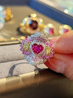 Bienvenue chez Odyssée Joaillerie, nous nous spécialisons dans le diamant coloré,  et les bagues de fiançailles. Nous offrons un grand choix: blanc, ou jaune, ou rose, platine,  nos bijoux sont finement fabriqués pour une qualité exceptionnelle! Symbole d'amour par excellence, le diamant est une belle preuve d'amour. Le joyau de vos rêves est le vôtre! Détails : Marque: Odyssée Joaillerie Métal : or blanc 18k  * Pierre centrale : Saphir Rose vif non chauffé 1,08ct EGL * Pierres latérales: Saphir Heart Cut Sapphire Ring With Diamond, White Gold Ruby Ring With Diamond Heart Cut, White Gold Ruby Ring With Heart Cut Diamond, Proof Of Love, Sapphire Cocktail Ring, Pink Bling, 1 Carat, Love Symbols, Red Heart