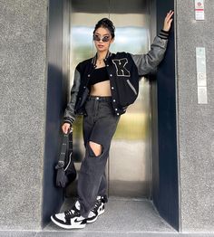 Baseball Jacket Outfit, Pakaian Hipster, Tomboy Outfit Ideas, Tomboy Outfit, Baggy Outfit Ideas, Boyish Outfits, Streetwear Outfit Ideas, Jeans Streetwear