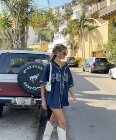 Ashlee Bock, style, cowgirl boots, big jersey, fashion, bronco, cool girl Jersey And Boots Outfit, Brewery Outfit, Style Cowgirl Boots, Jersey Outfits, Spain Outfit, Jersey Fashion, Jersey Outfit, Horse Girl, Outfit Inspo Fall