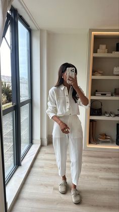 IG:@yasmindevonport_ Egypt Outfits, Chic Jean Outfits, Italian Summer Outfits, Summer Outfits 2024, Business Casual Outfits For Women, Italian Summer, Casual Work Outfits, Coat Outfits, Business Casual Outfits