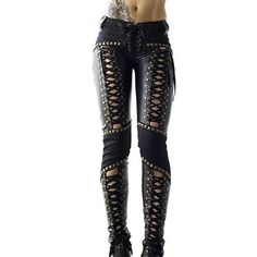 Entdecken Sie den ultimativen Stil mit unserer Gothic-Punkrock-Hose. Entworfen für diejenigen, die mit einem rebellischen und gewagten Look auffallen möchten. Erhältlich von Größe S bis 2XL. Standardversand auf dem französischen Festland möglich. Möglichkeit der 4-fachen Zahlung mit PayPal Punk Tops, Goth Pants, Gothic Pants, Trendy Hoodies, Winter Pants, Leather Cuts, Style Punk, Women Pants