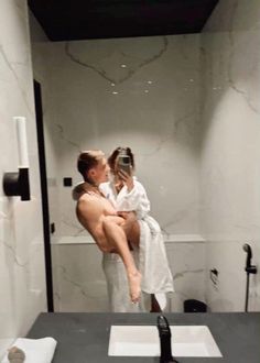 Aesthetics Relationship Goals Pictures, Bathroom Mirror Pics With Boyfriend, Romantic Pic Couple, Couple In Bathroom Mirror, Bathroom Mirror Couple Pictures, Couple Bathroom Mirror Selfie, Aesthetic Pictures With Boyfriend, Future Boyfriend Goals, Relationship Aesthetic Pictures