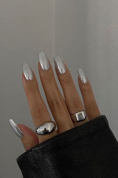 Silver Metallic Nail Ideas Metal Nails Aesthetic, Chrome Aesthetic Nails, Silver Chrome Nails Aesthetic, Silver Nails Metallic, Nails That Go With Silver Jewelry, Acrylic Silver Nails, Metal Silver Nails, Crome Nails Silver, Silver Nail Aesthetic