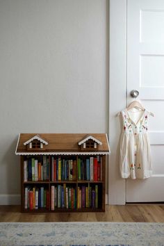 Kids Room Storage Baskets, Book Storage Ideas Nursery, Antique Toy Storage, Kids Toy And Book Storage, Toy Rooms Ideas, Toy Storage Aesthetic, Living Room With Kids Toys, Vintage Toy Storage, Aesthetic Toy Storage Living Room