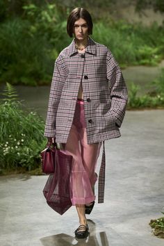 Gucci | Resort 2025 | Desfiles | Vogue Gucci Cruise, Gucci Skirt, Dress Over Pants, Trendy Fall Fashion, Fashion Archive, Outfit Check, Fashion Capsule, 2024 Trends