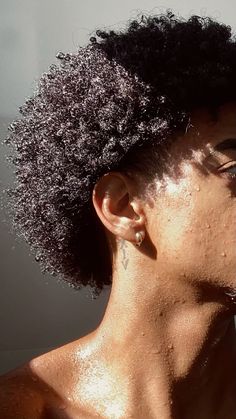 Afro Men Aesthetic, Short Afro Men, Frosted Tips, Natural Hair Men, Tapered Hair, How To Curl Short Hair, Black Men Hairstyles