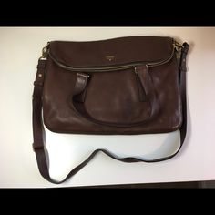 Fossil Leather Messenger Bag. Never Been Used. No Wear. Plenty Of Pockets. Expands On Bottom And Unfolds For More Room. Leather Is Very Beautiful. Would Be A Really Nice Gift. Y2k Shoulder Bag, Red Leather Purse, Fossil Purse, Fossil Wallet, Summer Purses, Fossil Handbags, Brown Purses, Fossil Bags, Genuine Leather Handbag