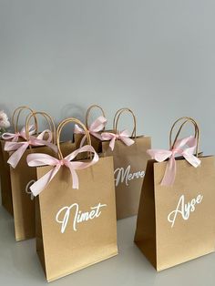 paper gift bag Paper Bag Party Favors, Gift Bag Pictures, Personalised Goodie Bag, Luxury Goodie Bags, Cute Birthday Gift Bags, Aesthetic Goodie Bag Ideas, Gift Bag Ideas Birthday, Party Favor Gift Bags, Pink Gift Bags Ideas