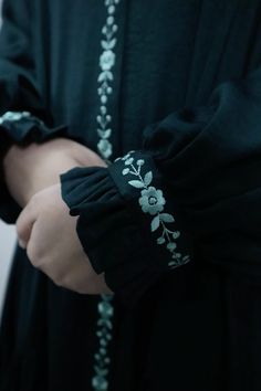 #malikahabaya #embroideredabaya #muslimfashiondressmodern #abaya #abayastyle Muslim Fashion Dress Modern, Green Abaya, Modest Luxury, Embroidery Abaya, Embroidered Abaya, Urdu Quotes Images, 10k Followers, Arab Fashion, Quotes Images