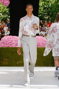 Mens Dior, Dior Fashion Show, 23 Fashion, Fashion Models Men, Dior Pink, Women Seeking Men, Dior Men, Styling Photography, Fall Styles