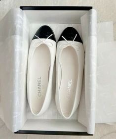 chanel ballet flats?! i need to get my money in order Chanel Ballerina, Chanel Flats, Super Rich Kids, Classy Aesthetic, Shoe Inspo, Rich Kids, Old Money Aesthetic, Parisian Chic, Zadig And Voltaire