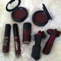 Photo Winter Make Up, Koleksi Makeup, Halloweenský Makeup, Eyeliner Tips, Alat Makeup, Makijaż Smokey Eye, Lipstick Set, Jeffree Star, Red Aesthetic