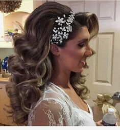 Glamorous Wedding Hair, Peinados Hair Styles, Waves Hair, Bride Crown, Bridal Styles, Peinados Recogidos, Bridal Hairstyle, Hair Down, Fancy Hairstyles