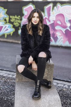 Maya Nilsen de TheLineUp Black Faux Fur Coat, Look Rock, Doc Martens