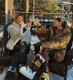 Aspen Outfit Winter, Aspen Trip, Girls Ski Trip, Ski Trip Aesthetic, Besties Aesthetic, Ski Trip Outfit, Apres Ski Outfits, Apres Ski Party