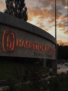 the sign at the entrance to haganet university is lit up with red lights