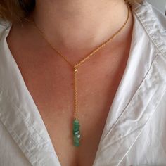 "Minimalist, wearable and delicate 14k gold filled necklace with raw aventurine beads. Length: available from 14\" (35cm) to 24\" (61cm). Width raw chip beads: 3-5mm raw aventurine chip beads. Width 14k gold filled chain: 1,66 mm. Materials: strong 14k gold filled lobster clasp. Handmade in Spain. ✩ Please kindly note that these raw stones are natural and irregulars so they can vary slightly in color and shape from the one on the pics. They can also contain some inclusions. ✩ Ideal for a gift to Raw Aventurine, Purple Choker, Amethyst Pendant Necklace, Amethyst Necklace Pendant, Boho Choker, Gold Armband, Raw Amethyst, Green Jewelry, Pink Necklace