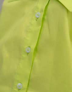 Blouse of a flat silhouette, with open shoulders, made of shirting fabric.Along the neckline, there is a beautiful turn-down collar that fastens with two hidden buttons.Front fastening with buttons, long sleeve with elastic.Product parameters:XS waist 22.6 in / 57.5 cm, hips 23.1 in / 58.8 cmS waist 23.4 in / 59.5 cm, hips 23.9 in / 60.8 cmM waist 24.2 in / 61.5 cm, hips 24.3 in / 61.8 cmML waist 25.0 in / 63.5 cm, hips 24.8 in / 63 cmThe length of the product on the back is 28.3 in / 72 cm.Slee Apple Coloring, Shirting Fabric, Fast Fashion, Open Shoulder, Off Shoulder Blouse, Fashion Models, Off Shoulder, White And Black, Turn Ons