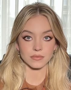 Sydney Sweeney Eye Makeup, Sidney Sweeney Makeup, Cassie Howard Makeup, Sydney Sweeney Makeup, Makeup For Big Eyes, Big Nose Makeup, Celeb Makeup