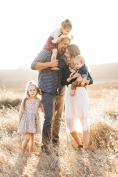 Natural light family photos by Elate Family on 100 Layer Cakelet Light Family Photos, Diy Family Photos, Rustic Family Photos, Spring Picture Ideas, Motherhood Session, Family Photos With Baby, Fall Family Photo Outfits