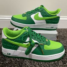 Nike Air Force 1 Low Shamrock St Patrick’s Day 2021 Size 10 Brand New Og All (Box Is Damaged) Green Shoes For Women, Green Nikes, Shoe Styling, Shoes Game, Cute Shoe, Fancy Suit, Shoes Heels Classy, All Nike Shoes, Classy Shoes