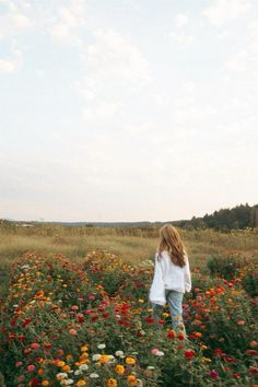 High-school senior photos, senior pictures ideas, senior pictures outfits, flower field senior photos, graduation dress inspo, no highschool Photoshoot Fit Ideas, Cute Flower Photoshoot, Flower Farm Picture Ideas, Sun Flower Pictures Ideas, Senior Pictures Outfits Midsize, Senior Pictures In The Fall, Senior Pictures In Flowers, Graduation Outfits High School