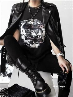 Grunge Outfits Edgy, Stil Rock, 90s Fashion Aesthetic, Posters Wallpaper, Goth Outfit, 70s Outfits, Rock Outfit, Rock Outfits