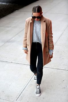 Everyone Closet Needs One: My Camel Coat Picks for 2019 Brooklyn Blonde, Camel Coat Outfit, Minimalist Moda, Style Casual Chic, Outfit Chic, Outfits With Converse, Sweatshirt Outfit, Camel Coat