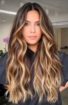 Highlights Inspo For Brown Hair, Golden Blonde Balayage On Black Hair, Honey Blonde Hair Olive Skin, Nely Cuevas Hair, Brown Hair Ombre Caramel, Gold Balayage Brunettes, Balayage Chocolate Claro, Baby Lights Miel, Balayage For Dark Skin Tone