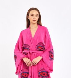 You may use Playa's kimonos for lots of areas of life such as luxury morning kimono robe, festival kimono, spa robe, pool robe, dressing gown, beach cover-up, kimono jackets, kimono kaftan, women robe and bridal gifts. Playa kimono's are always with you when you want to be timeless but don't compromise on style; At the beach on a sunny day On a fun festival day On a day when you hang out with your friends During a shiny breakfast morning While enjoying a bath&beauty or during your meditation&yog Festival Kimono, Pink Evil Eye, Kaftan Women, Kimono Kaftan, Women Robe, Boho Mode, Kimono Robes, Cotton Kaftan, Kimono Pattern