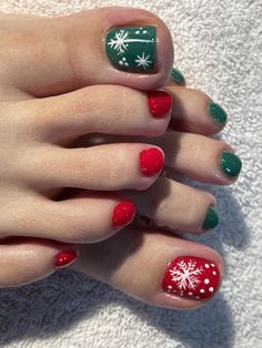 Red And White Christmas Toe Nails, Christmas Nails Toenails, Red And Green Toe Nails, Toe Nail Colors Christmas, Snowflake Pedicure Designs, Candy Cane Pedicure