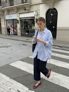 Urban Fits For Women, La California Outfits, Spring Getaway Outfits, Mary Jane Flats Outfit Summer, Blue Shirt Aesthetic, Europe Street Fashion, Scandinavian Style Summer, Blue Shirt Outfit, Street Wear Fashion