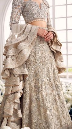 Indian Bridal 2023, Desi Wedding Nikkah, Shaadi Bridal Dress, Indian Wedding Lehngas, Mauve Wedding Lehenga, Modern Indian Bridal Lehenga, Lahnga Design Ideas Pakistani, Hindi Wedding Dress, Engagement Looks For Indian Bride