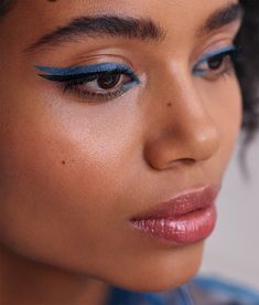 Eyeliner Bleu, Black Eyeliner Makeup, Eyeliner Application, Cream Eyeliner, Blue Eyeliner, Makeup Is Life, Colored Eyeliner, How To Apply Eyeliner, Affordable Makeup