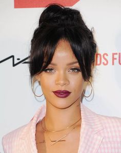 rihanna hairstyle Rihanna Makeup, Oval Face Haircuts, Teased Hair, Rihanna Riri, Oval Face Shapes, Celebrity Hair Stylist, Oval Face, Oval Faces