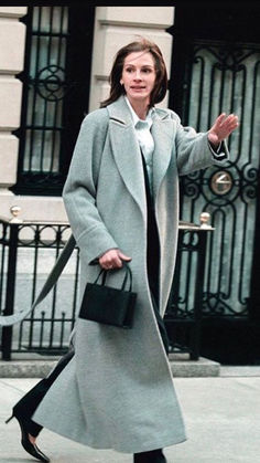 Julia Roberts Aesthetic, Julia Roberts Outfits, Julia Roberts Style 90s, 90s Coat, Winter Basics, 90s Looks, Celebrity Street Style