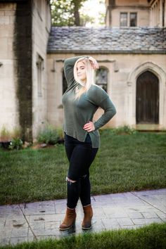 It's amazing to see how plus-size models are getting more exposure in the fashion industry, social media, and photography. Due to plus size photo poses, they Hartwood Acres, Rain Photos, Ideas For Pictures, Senior Photo Outfits, Boots Beige