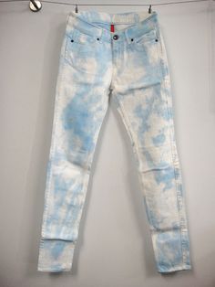 batik dye 2012 Denim Ideas, Denim Crafts, Designer Jeans, Ripped Jeans, Denim Wash, Denim Women, Batik, New Fashion