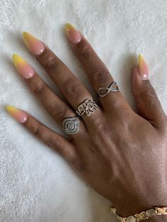 Simple Summer Almond Nails, Ombré Red Nails, Yellow Almond Nails Design, Blue And Gold Nail Art, Gold Nail Art Ideas, Biogel Nails, Yellow Almond Nails, Yellow Ombre Nails, White Oval Nails