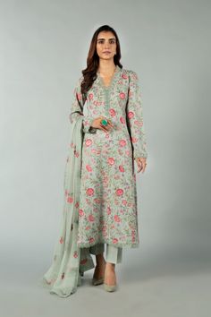 Bareeze Ch3604 Grey Winter Karandi – Sara Clothes Pakistani Suit Pattern, Winter Suits Design For Women, Pakistan Suit, Recreation Outfits, Marriage Clothes, Suits For Wedding, Chiffon Suit, Indian Kurti Designs, Suits Casual