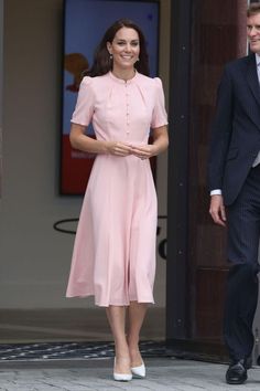 Un'immagine di serenità e speranza: Kate Middleton, radiosa accanto al principe William, durante la loro recente uscita pubblica a Balmoral. ☀️

Dopo un periodo difficile, la principessa del Galles ha trascorso l'estate nella tenuta scozzese, ritrovando la forza e la gioia di vivere circondata dalla sua famiglia. ❤️

La sua presenza a Balmoral e il suo sorriso luminoso sono un messaggio di coraggio e resilienza per tutti noi. 💪

#KateMiddleton #Balmoral #ForzaECoraggio #FamigliaReale Kate Middleton Pink Dress, Princess Looks Outfit, Catherine Middleton Style, Royal Family Outfits, Royal Style Fashion, Chiffon Blouses Designs, Soft Feminine Outfits