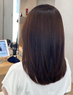 美容師さんに教えてもらったオシャレなミディアムヘアのスタイリング Medium Short Straight Hair, Bob Medium Haircut, Long Bob Straight, U Cut Hairstyle, Straight Hair Bob, Cute Medium Length Haircuts, Elegant Short Hair, Medium Length Hair Straight