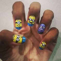 Deixe seus dedos brilharem como os Minions! 💅💛 Explore 41+ ideias personalizadas e divertidas de unhas decoradas inspiradas nesses adoráveis amarelinhos. Transforme suas unhas em obras de arte travessas com a magia dos Minions! #UnhasDecoradas #MinionsMania #InspiraçãoNailArt Minions Nails